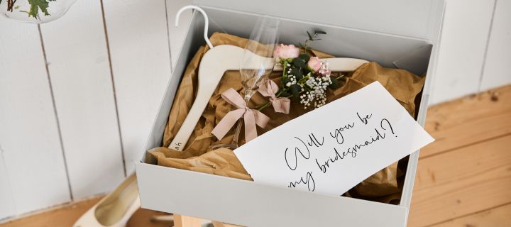 Beziehen Sie diese einzigartigen Hochzeitsideen in Ihren großen Tag ein, wie z. B. einen personalisierten Brautjungfernantrag mit einem Kleiderbügel für das Kleid, einem Sektglas und einer Aufbewahrungsbox.