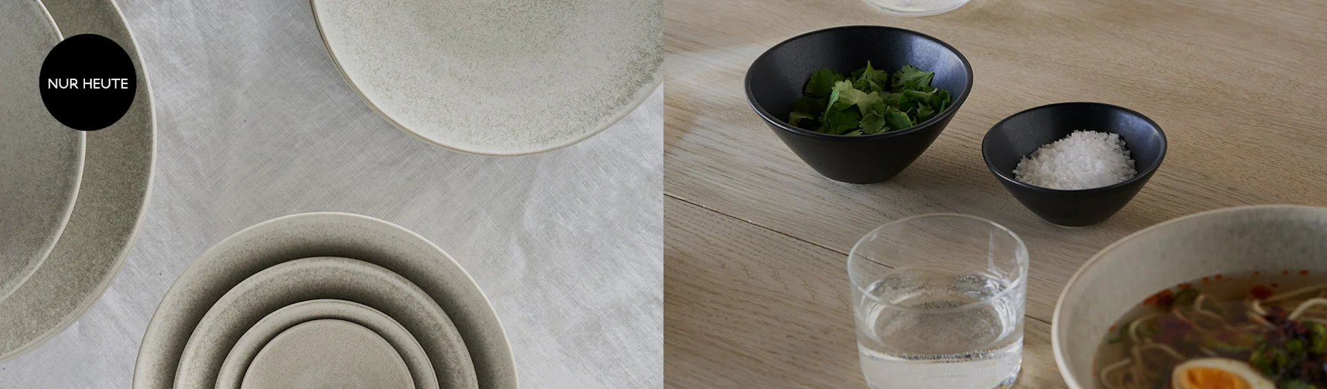Keramikteller auf Leinentuch. Dazu Zutaten: Kräuter, Salz, Suppe, Wasserglas auf Holztisch. Schwarzer Kreis 'NUR HEUTE'.
