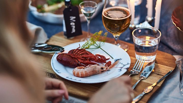 Krebsteller - Set mit blau-weißem Porzellan von Royal Copenhagen und Biergläsern von Orrefors.