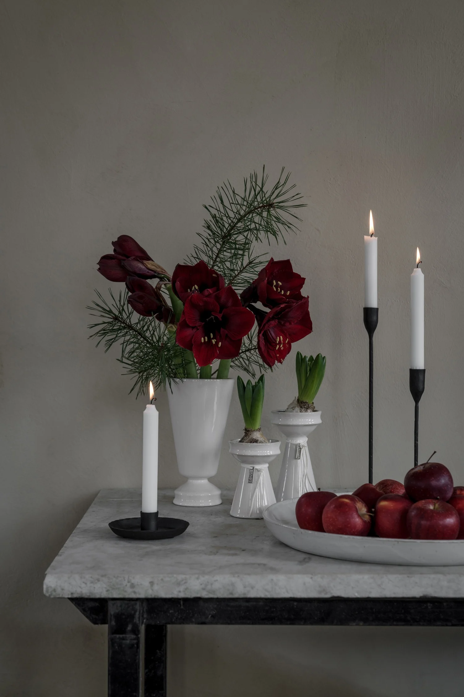 Hyazinthen in entsprechenden Vasen, wie diese hier von Ernst auf einem Tisch, gehören zu typischer skandinavischer Weihnachtsdeko. 