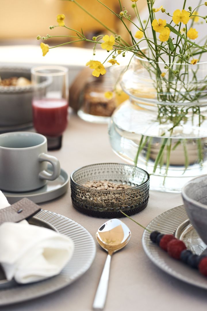 Die kleine Dose von Iittala eignet sich perfekt zum Servieren von Nüssen, wenn Sie zu Hause den Tisch für ein Hotelfrühstück decken möchten.