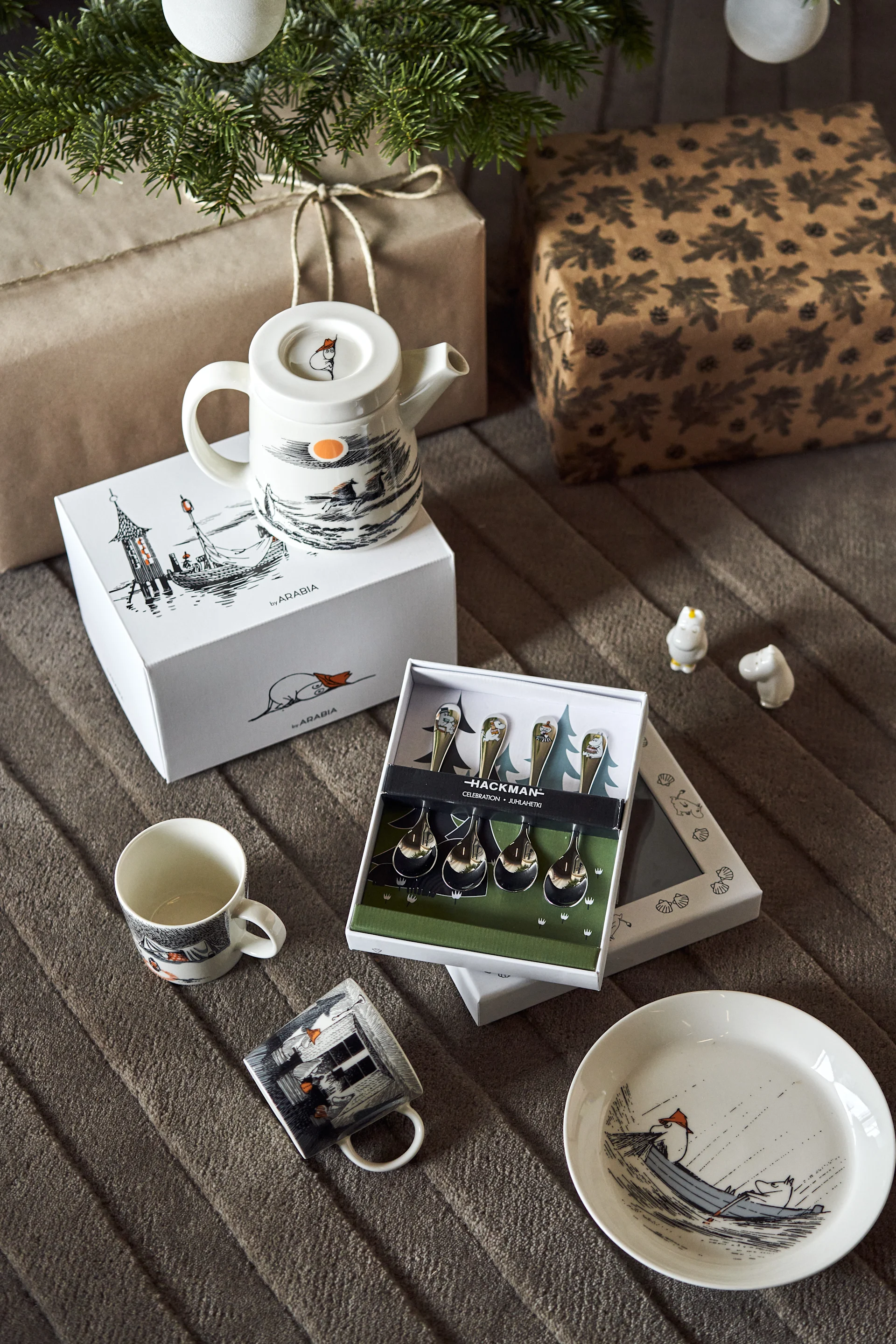 Verschenken Sie dieses Weihnachten skandinavische Designfavoriten. Hier sehen Sie ein Weihnachtsgeschenkset, das aus einer Sammlung von Mumin-Produkten von Arabia besteht. 