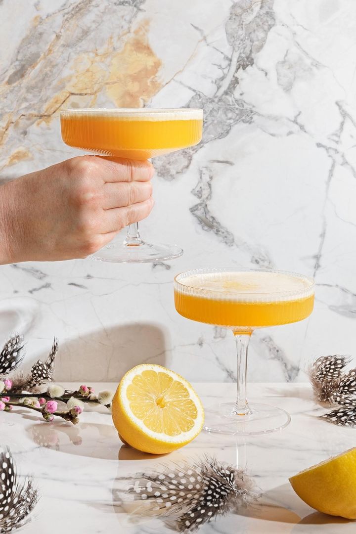 Valentinstag zu Hause: Servieren Sie einen fruchtigen Cocktail, beispielsweise in den ferm LIVING Ripple Champagnergläsern, hier bei @baraenkakatill.