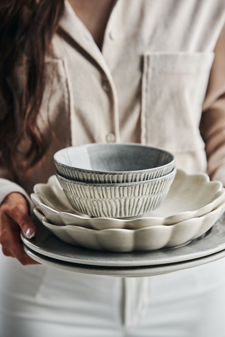 Decken Sie den Tisch mit grauen Stripes-Schalen, beigen Oyster-Schalen in der Farbe Sand und grauen Basic-Tellern von Mateus.