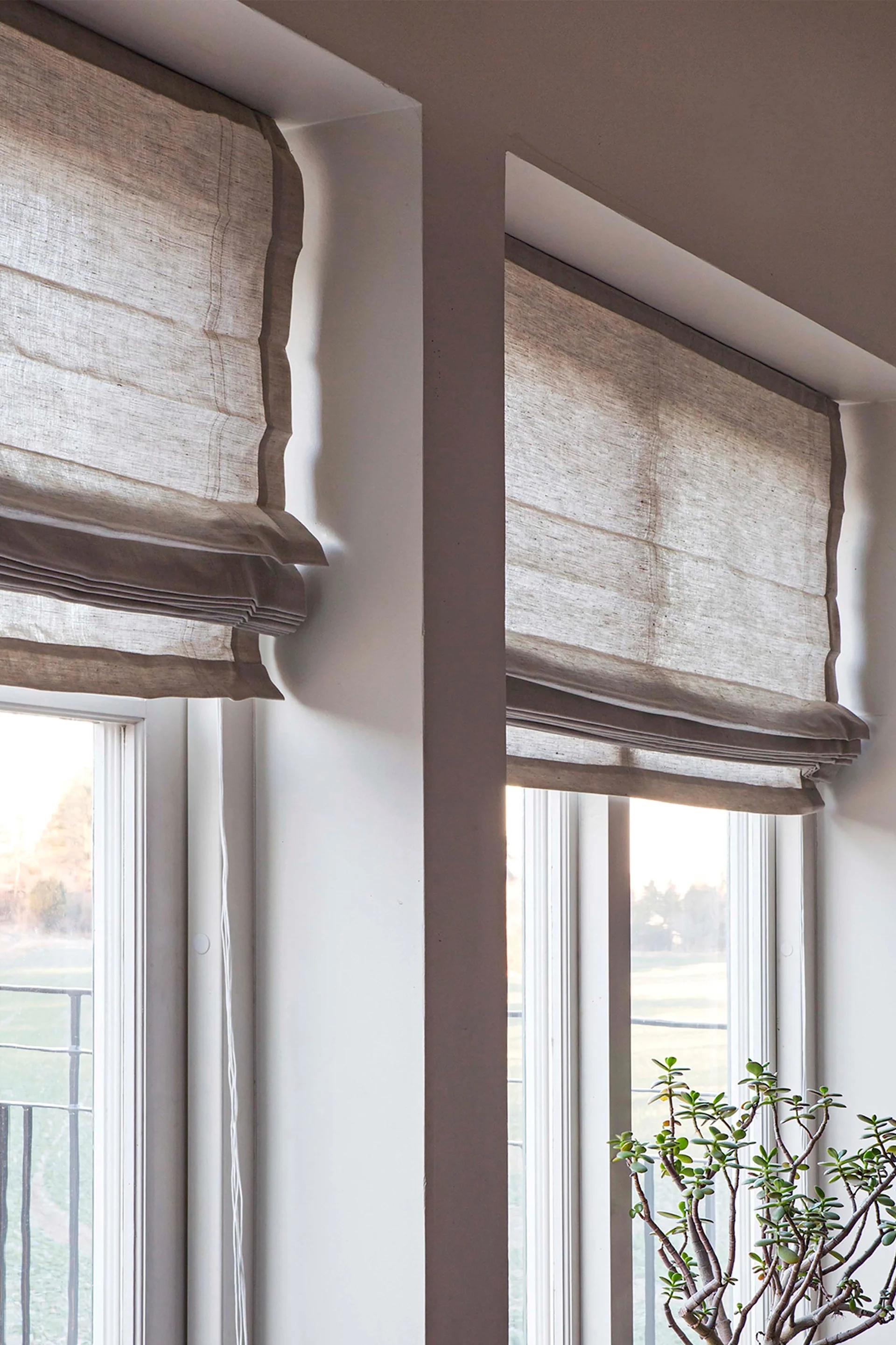 Feng Shui zeichnet sich auch durch Textlien aus. Hier sehen Sie die Ebba Rollgardinen von Himla in zwei Fenstern hängen.