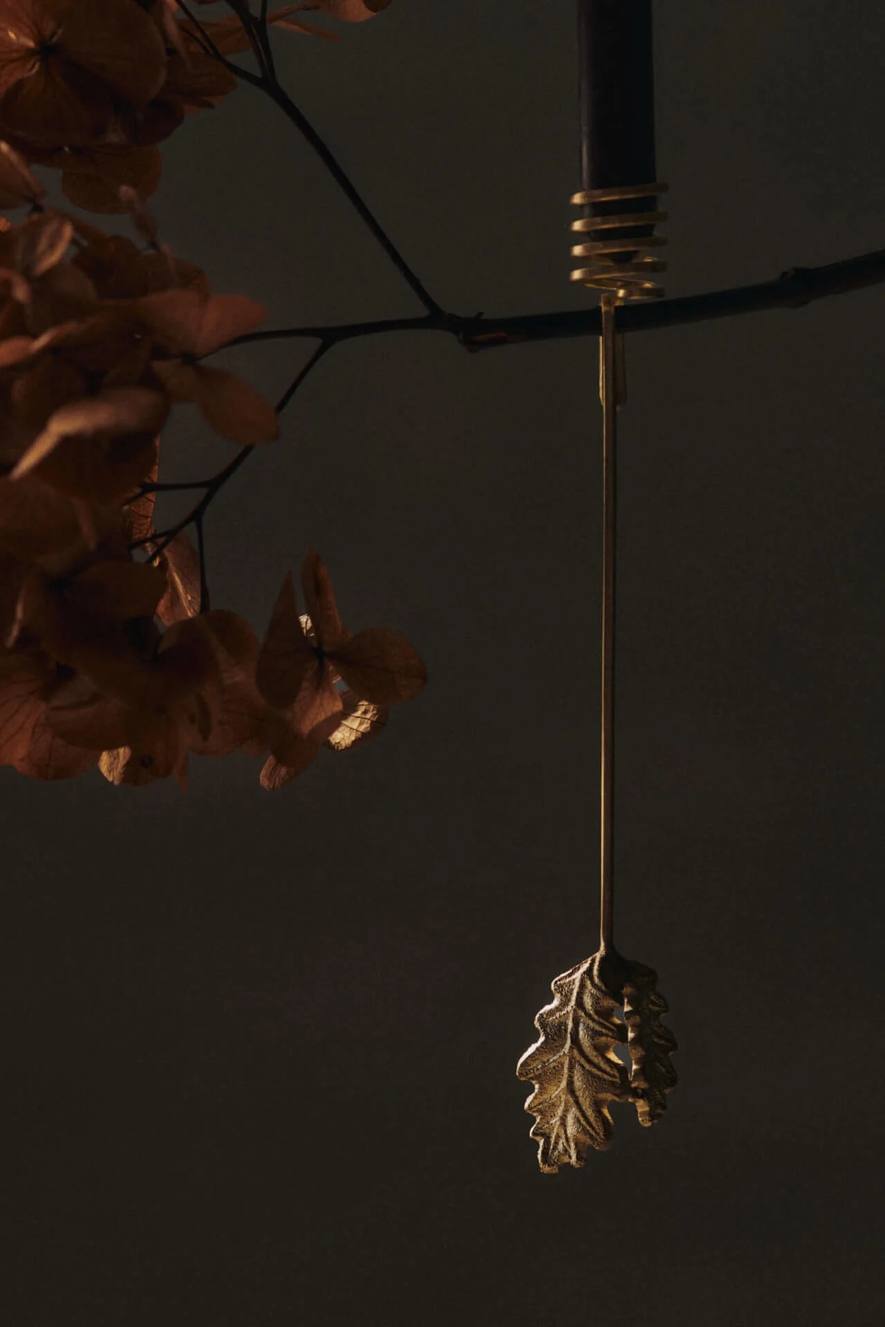 Die Oak Leaf Kerzenhalter von Ferm Living lassen sich an den Weihnachtsbaum hängen, was sie zur perfekten Weihnachtsdeko 2025 macht.