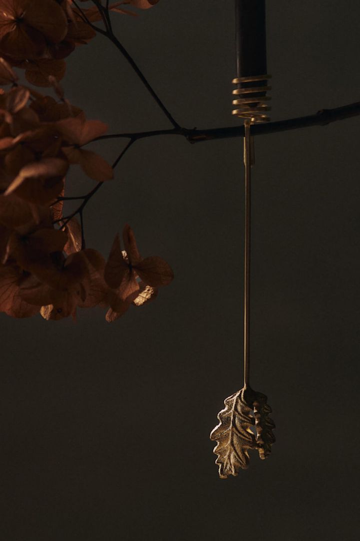 Die Oak Leaf Kerzenhalter von Ferm Living lassen sich an den Weihnachtsbaum hängen, was sie zur perfekten Weihnachtsdeko 2025 macht.