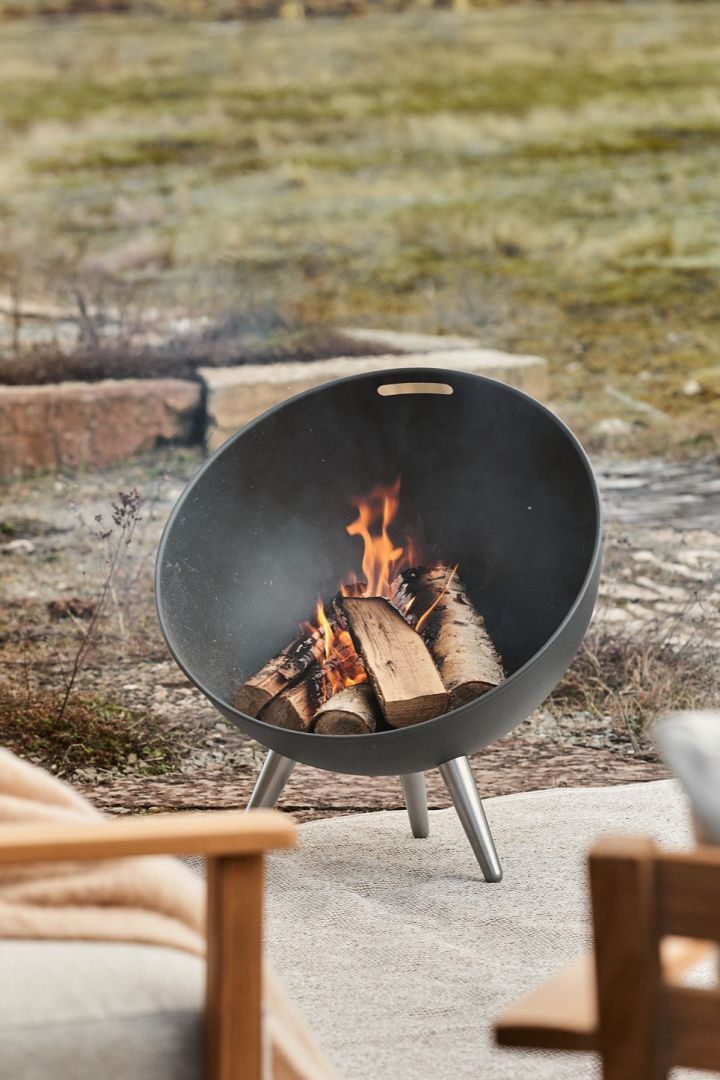 In unserer Herbst To-do-Liste geben wir Ihnen zahlreiche Tipps, was Sie diesen Herbst Skandinavisches machen können – zum Beispiel ein Lagerfeuer mit der Fireglobe Feuerschale von Eva Solo.