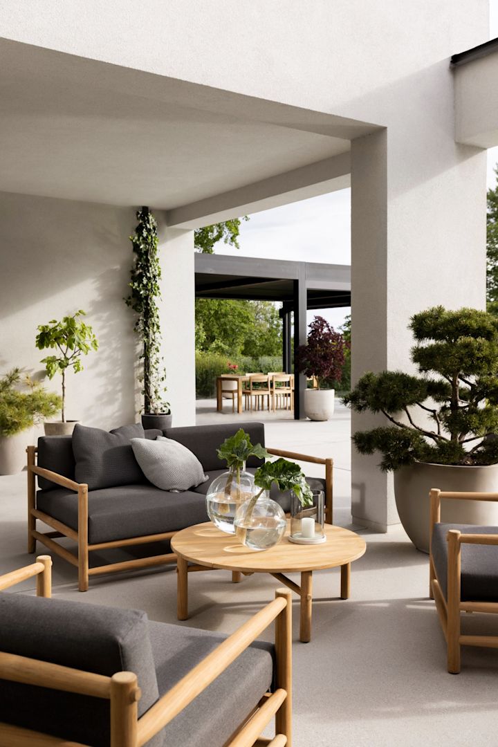 Gartenmöbel aus Teak liegen 2025 absolut im Trend - hier sehen Sie eine Sitzgruppe auf einer Terrasse, bestehend aus der Saltholm-Kollektion von Skargaarden.