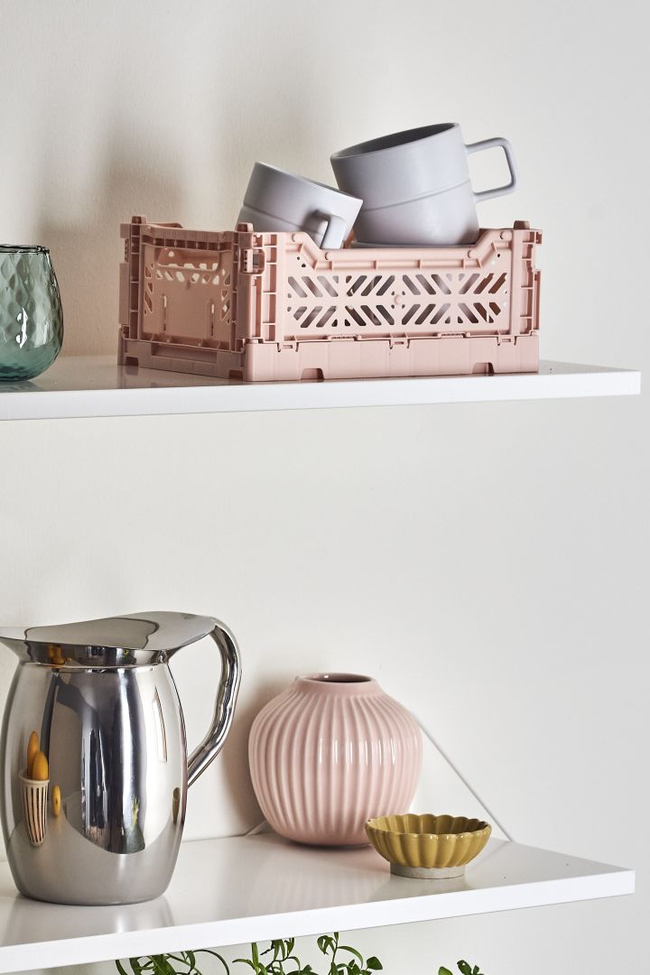 Bringen Sie Pastellfarben in Ihr Interieur, indem Sie mit Lines Tassen von NJRD in rosa Colour Crate Box von HAY zusammen mit rosa Hammershøi Vase von Kähler dekorieren.