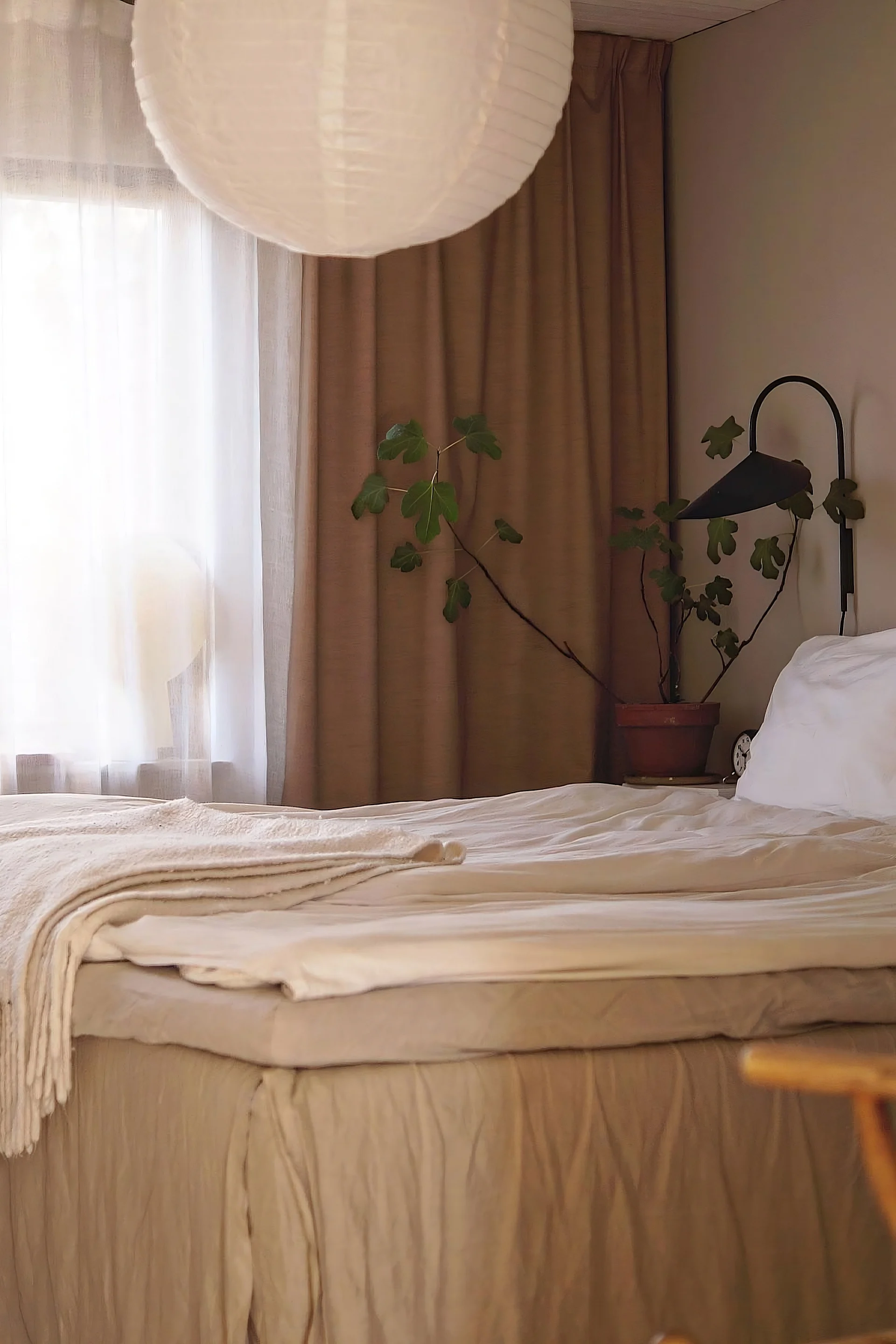 Lagom: Das minimalistisch eingerichtete Schlafzimmer in Beige von @camillasrum.