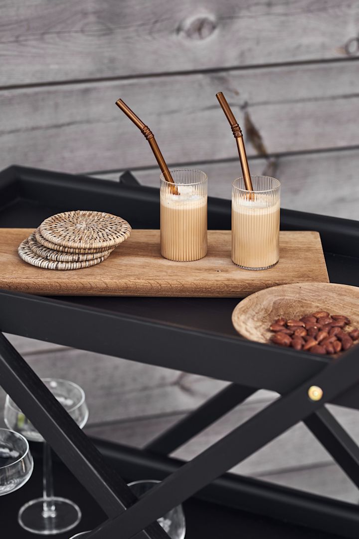 Ein Cold Brew Vanille Latte ist das perfekte Getränk für den Sommer. Hier stehen gefüllte Ripple Gläser von Ferm Living auf dem Exit Servierwagen von Design House Stockholm.
