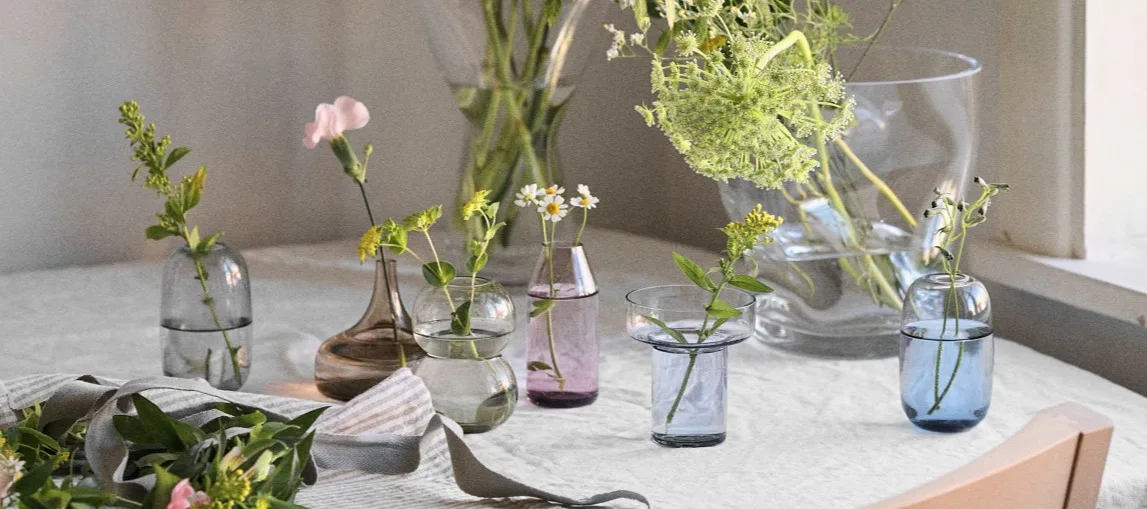 Mittsommer 2025: Erfahren Sie mehr über die Tradition des Blumenpflückens zum Mittsommer in Schweden und entdecken Sie die Midsummer-Vasen-Kollektion von Orrefors.