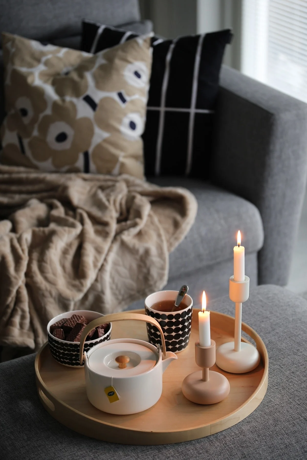 Schaffen Sie ein gemütliches Hygge-Wohnzimmer und laden Sie Ihre Freunde zur Fika ein. Genießen Sie eine Tasse Tee aus der Kettle Teekanne von Audo Copenhagen.