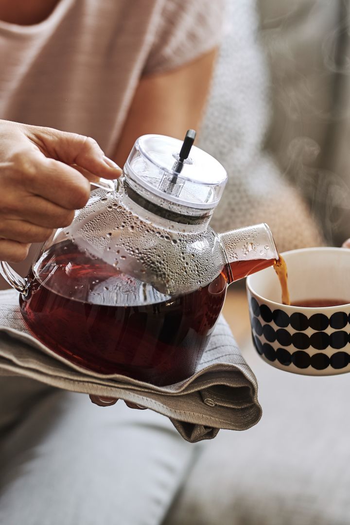 Schaffen Sie ein gemütliches Hygge-Wohnzimmer und laden Sie Ihre Freunde zur Fika ein. Genießen Sie eine Tasse Tee aus der Kettle Teekanne von Audo Copenhagen.