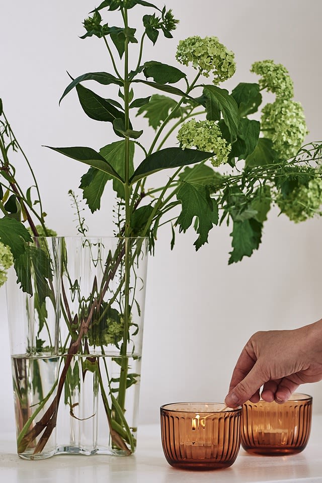 Das Kerzenlicht Raami von Iittala steht neben der Vase von Alvar Aalto.