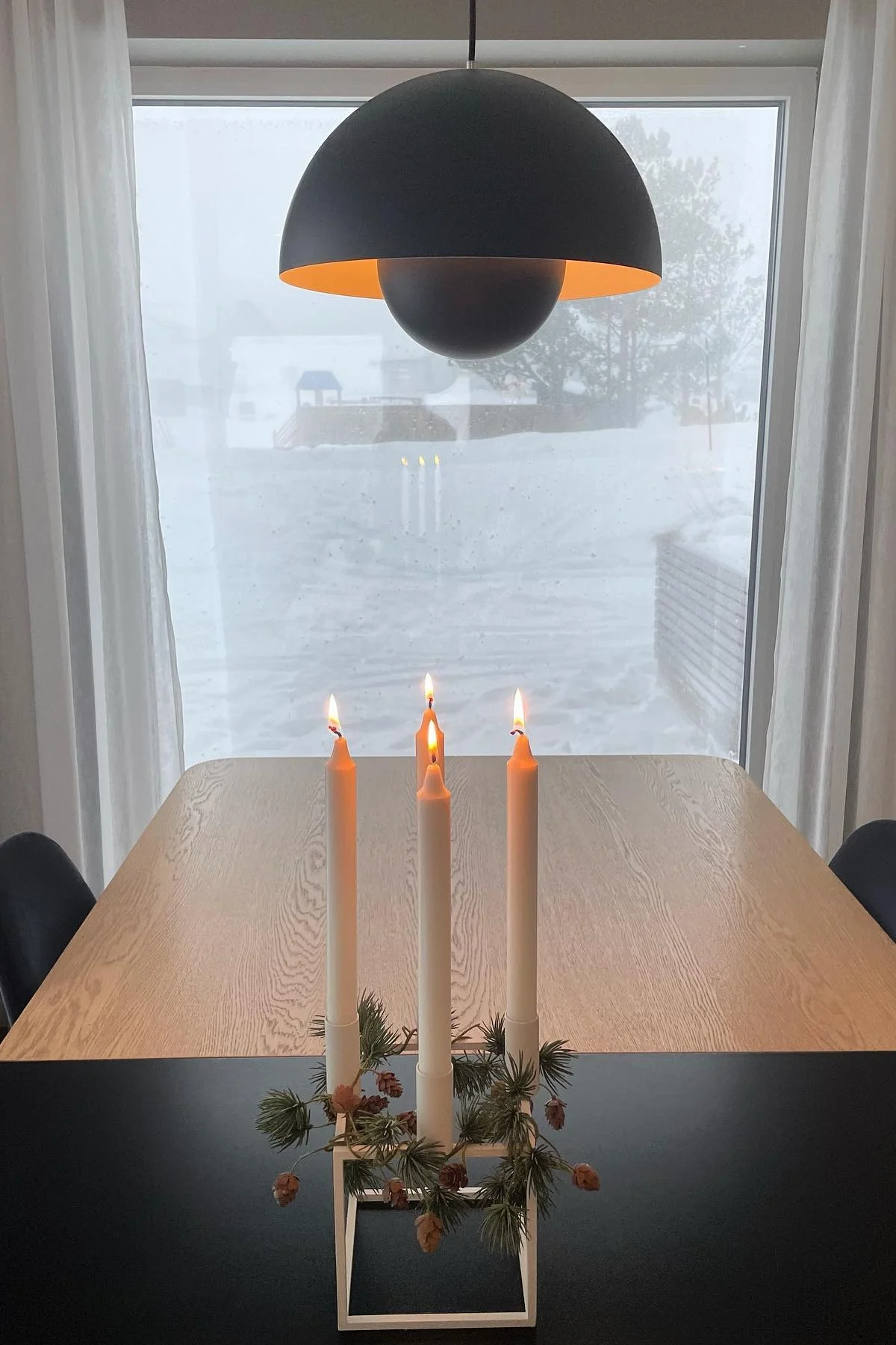 Auf einem schlichten Esstisch steht der minimalistisch dekorierte Kubus Kerzenhalter von Audo Copenhagen.