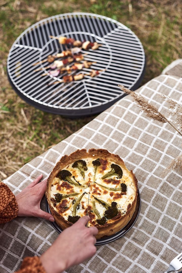 Brokkoli-Feta-Käse-Pastete, aufgeschnitten bei einem Glampingausflug. 