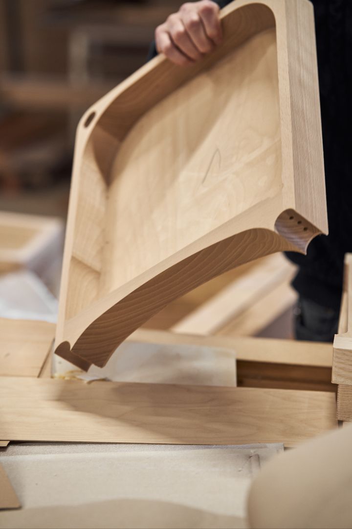 Gärsnäs: In der Fabrik in Gärsnäs läuft die Produktion auf Hochtouren; hier wird ein Sitz für einen der Holzstühle montiert.