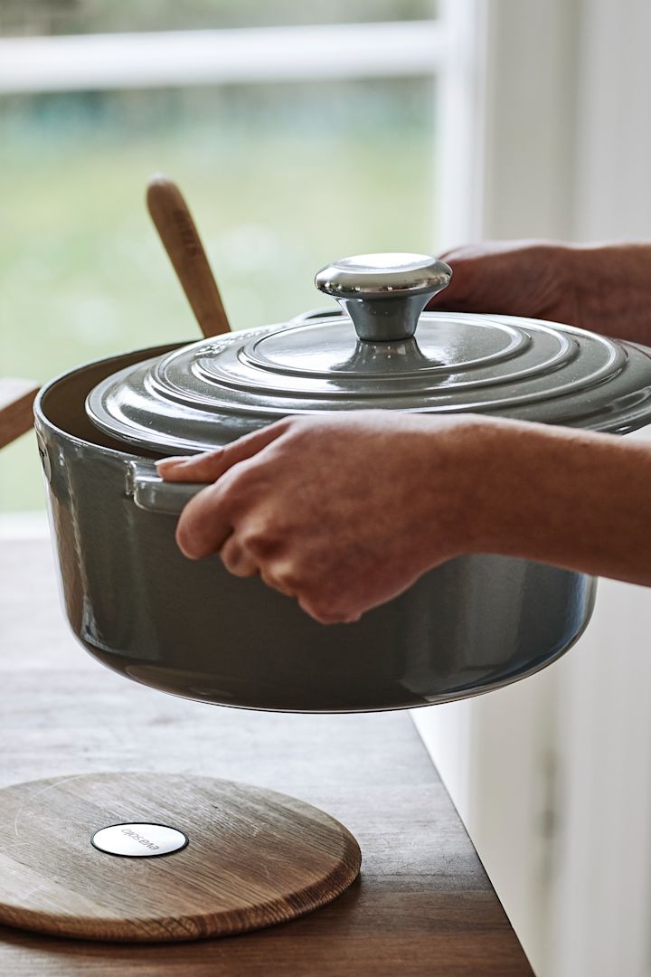 Mehr Freude am Kochen – hier sehen Sie den Le Creuset Topf 5,3 Liter in der Farbe Mistgrau.
