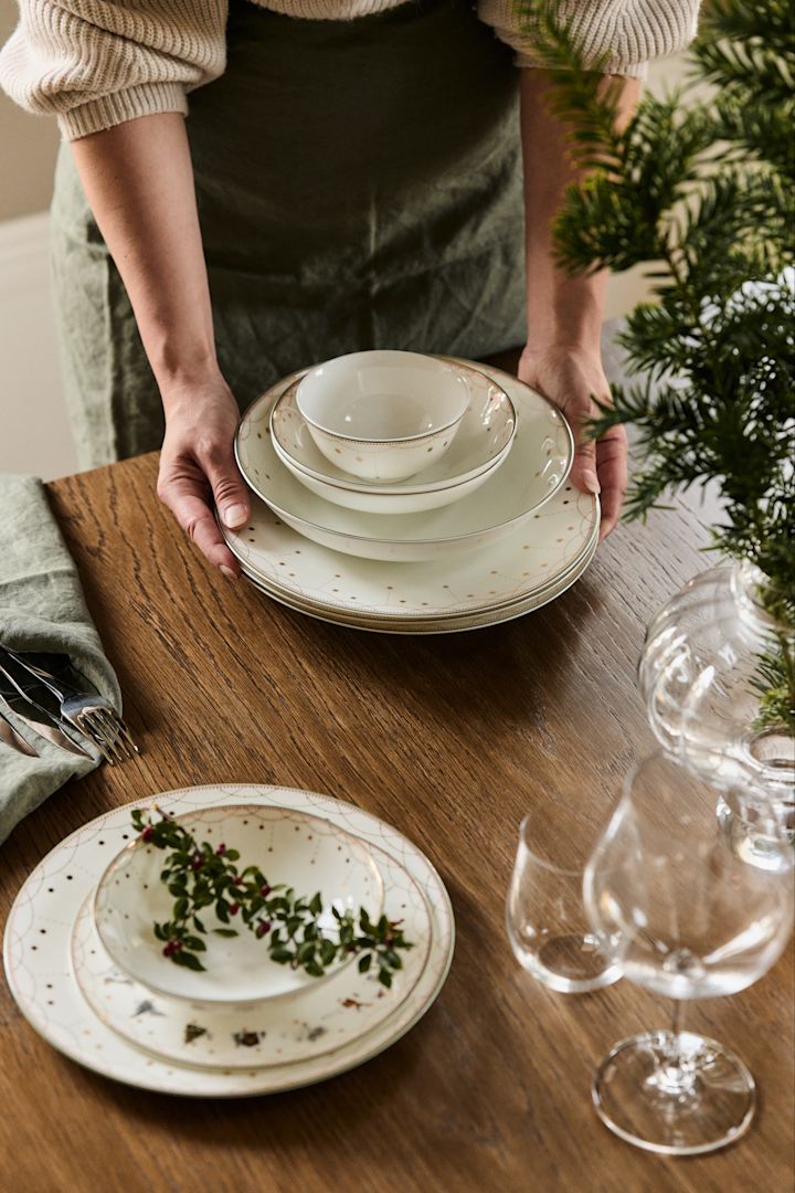 Dekorieren mit traditioneller skandinavischer Weihnachtsdekoration – Die Julemorgen Kollektion von Wik & Walsøe verleiht Ihrem Weihnachtstisch beim Festessen einen luxuriösen skandinavischen Touch.