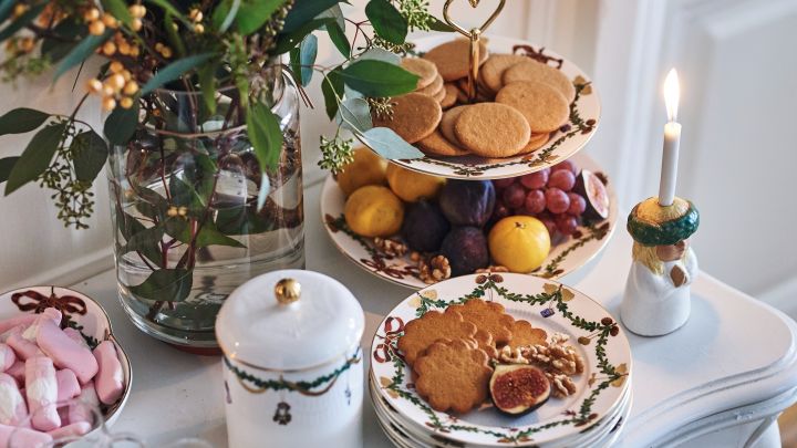 Weihnachtliche Tischdekoration wie im Märchen: Platzieren Sie manches auf einem Beistelltisch, wie zum Beispiel eine Etagere mit Keksen und Obst oder die Zuckerdose von Royal Copenhagen.