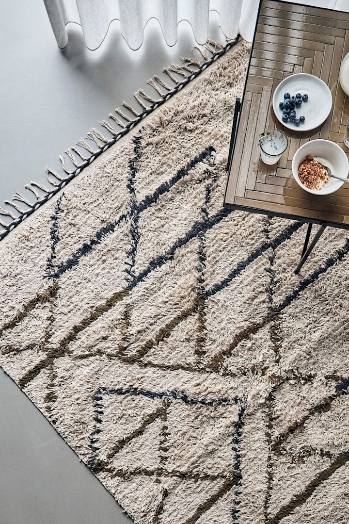 Der Indi Teppich von Bloomingville ist aufgrund seines Musters perfekt als Boho Deko geeignet.
