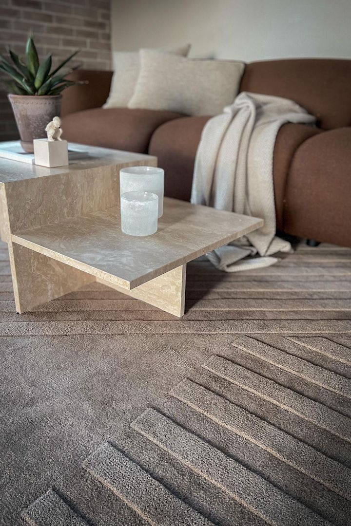 Das beigefarbene Wohnzimmer von @villanyhus, mit dem beigefarbenen Levels Wollteppich von NJRD, dem Distinct Couchtisch und einem braunen Sofa.