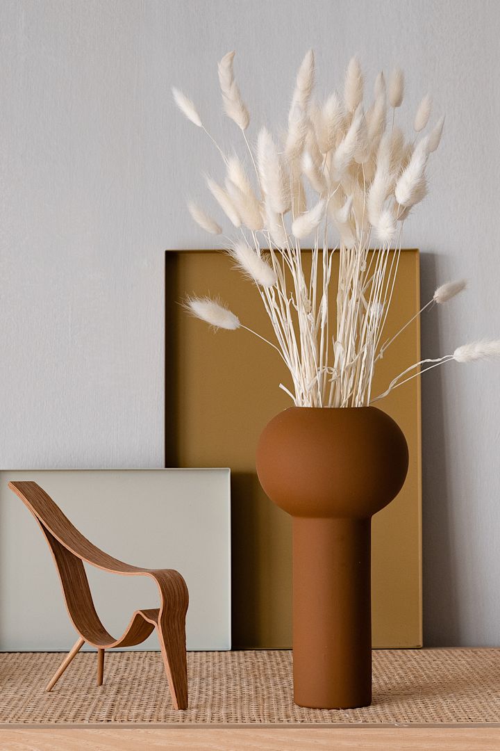 Die taktile Pillar Vase von Cooee Design verkörpert einen der Hebst Trends in diesem Jahr: runde Formen, die auf gerade Linien treffen.