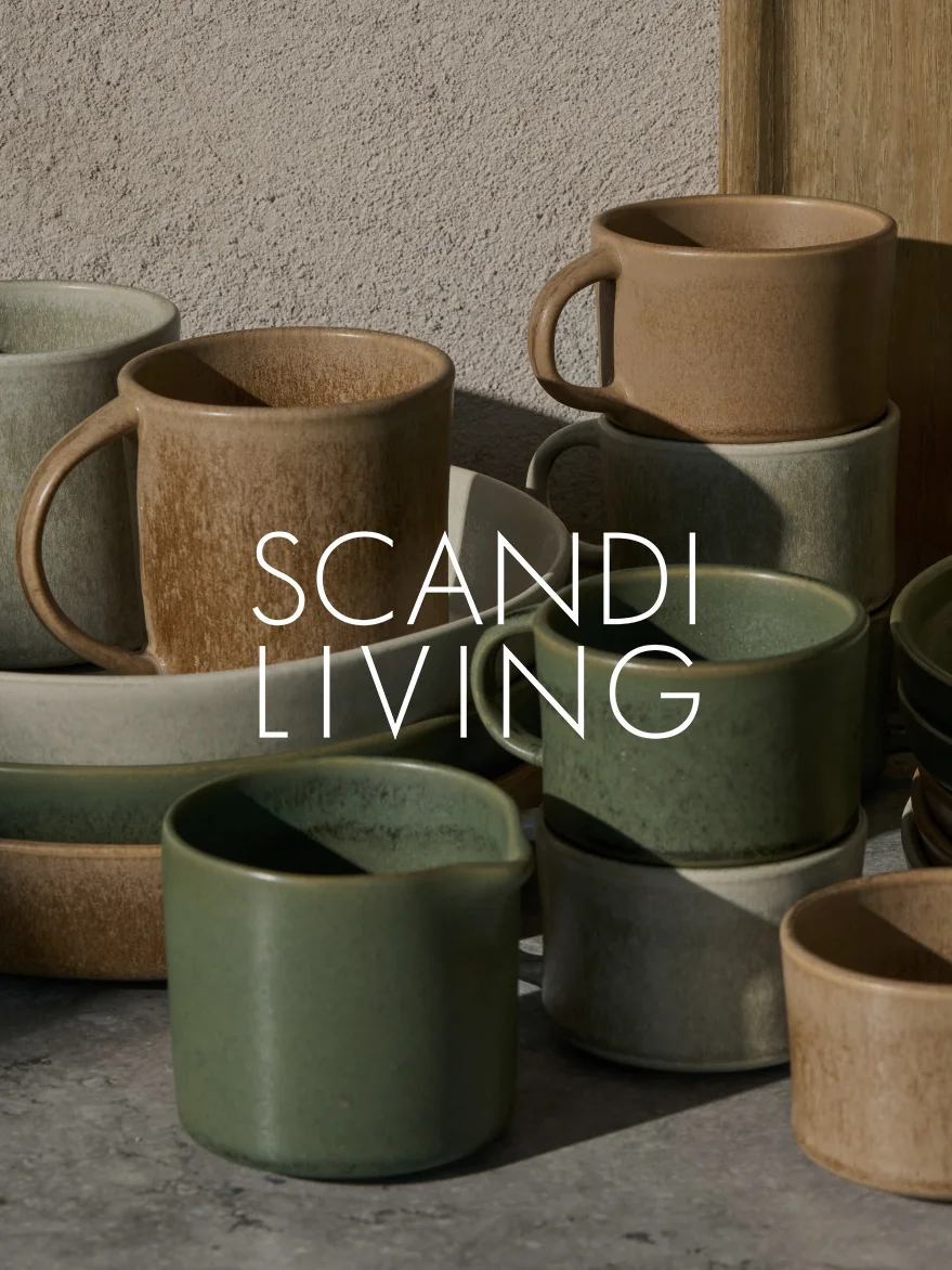 Sammlung erdfarbener Keramikbecher und Geschirr, teils gestapelt, mit 'SCANDI LIVING' Text.