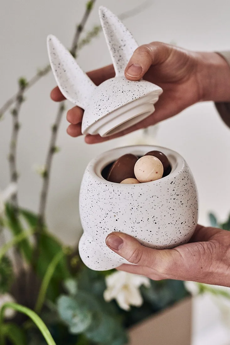 Die niedliche Osterhasenschale von DBKD ist mit Süßigkeiten für Ostern und die bevorstehende Eiersuche gefüllt. 