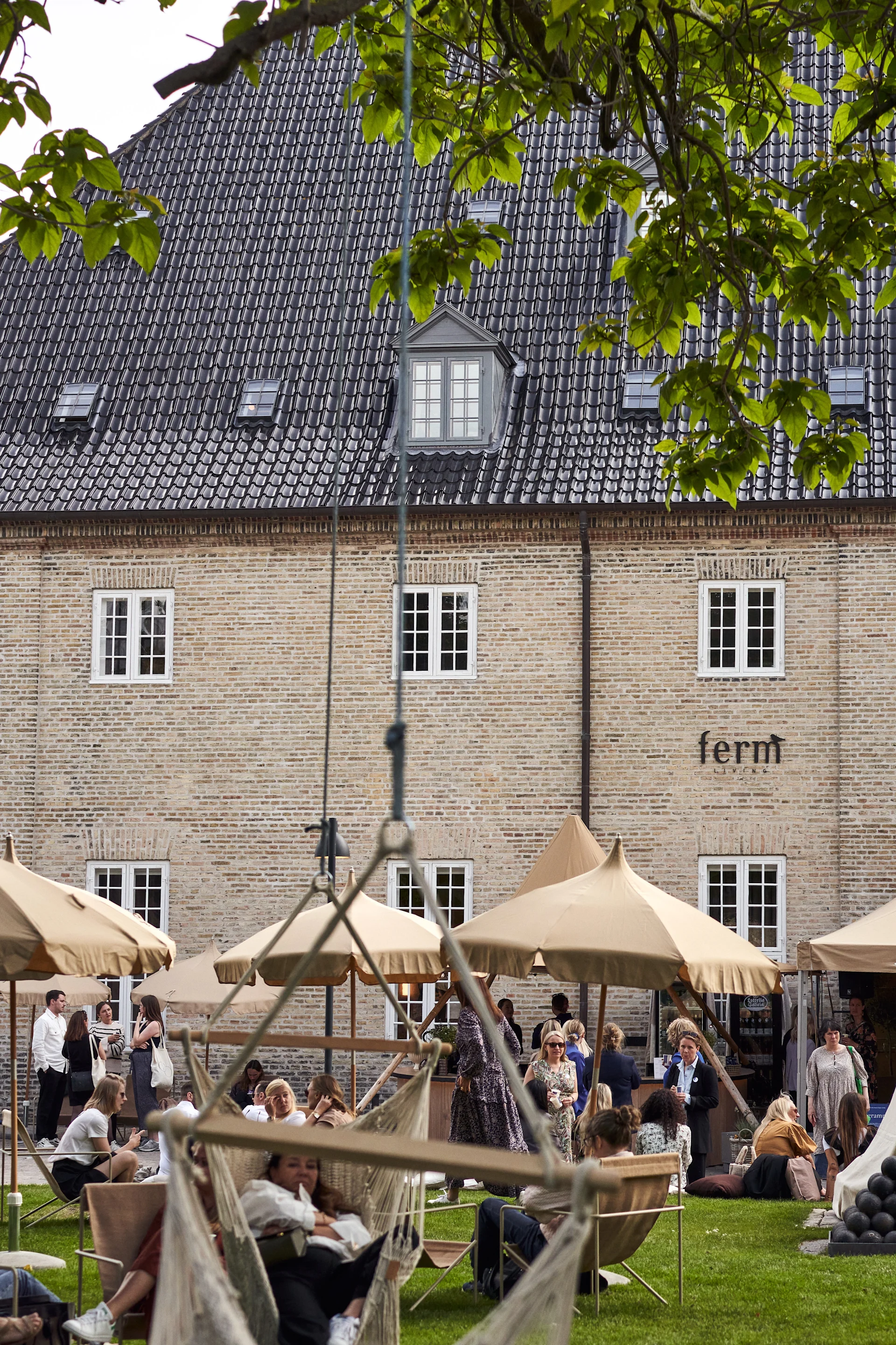 Hier sehen Sie den Garten, welcher zum Showroom-Gebäude von ferm LIVING gehört.