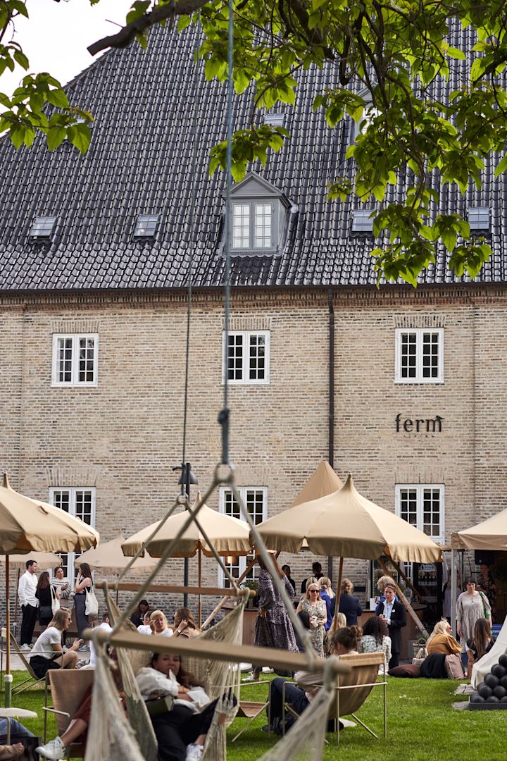 Hier sehen Sie den Garten, welcher zum Showroom-Gebäude von ferm LIVING gehört.