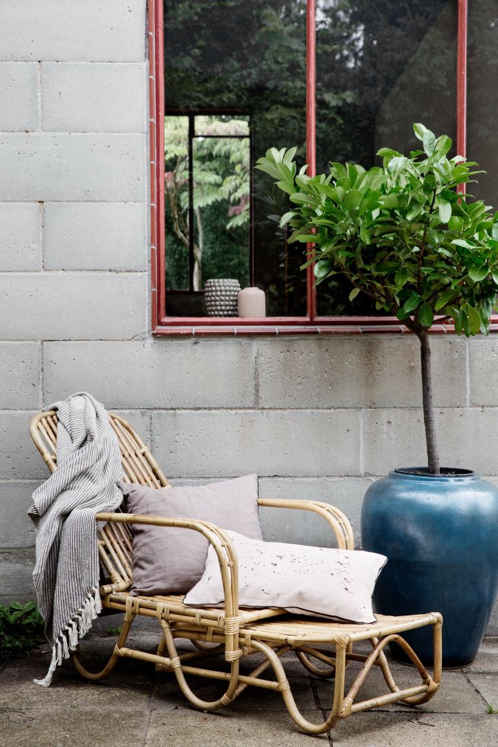 Tipps für einen Balkon im Boho Style – wählen Sie helle Kissen und Decken, um den Boho Look zu unterstreichen.