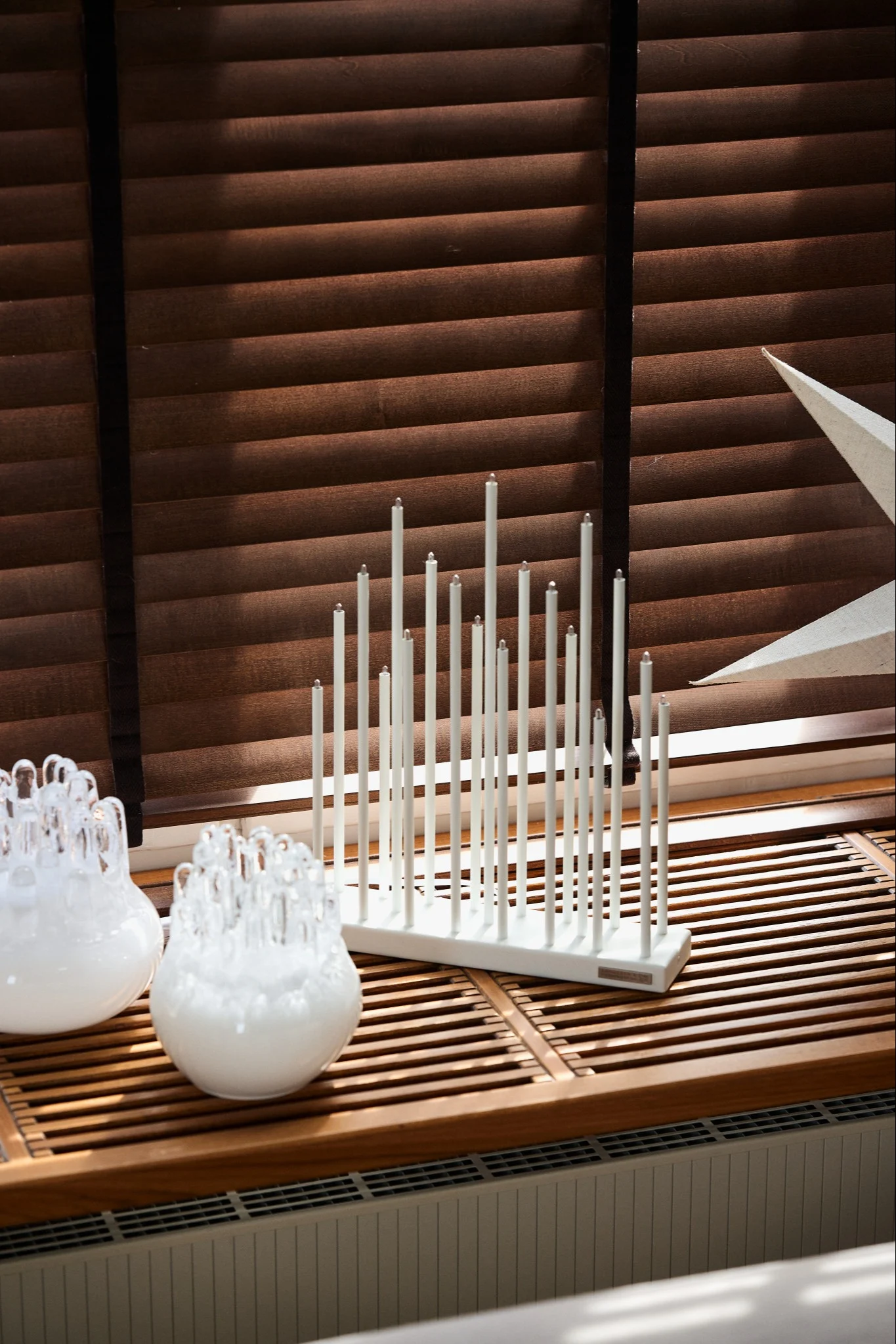 Dekorieren mit traditioneller skandinavischer Weihnachtsdekoration – Die Buzz Adventsleuchte von Star Trading ist während des skandinavischen Winters ein sehr beliebtes Licht auf der Fensterbank.