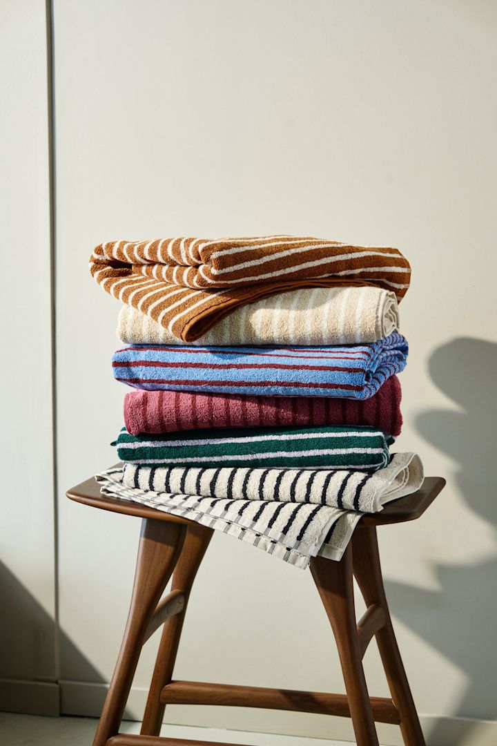Die gestreiften Handtücher aus der Drift-Kollektion von Scandi Living liegen nicht nur im Trend, sondern bringen Farbe in Ihren Sommer.
