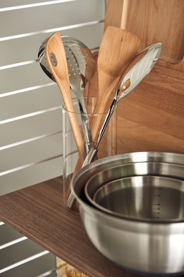 Aufräumen und Ordnung halten ist nicht schwer, wenn alles seinen Platz hat. Platzieren Sie Küchenbesteck zum Beispiel in einer Vorratsdose von Brabantia.
