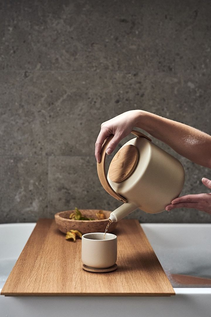 Tasse und Teekanne mit klaren Linien im japanischen Stil.