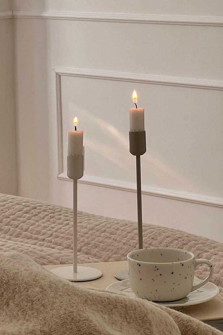 Schaffen Sie ein gemütliches Hygge-Wohnzimmer mit den Scandi Living Kerzenständern in Beige, die Sie hier im Haus der Influencerin @interiorbygigi sehen.
