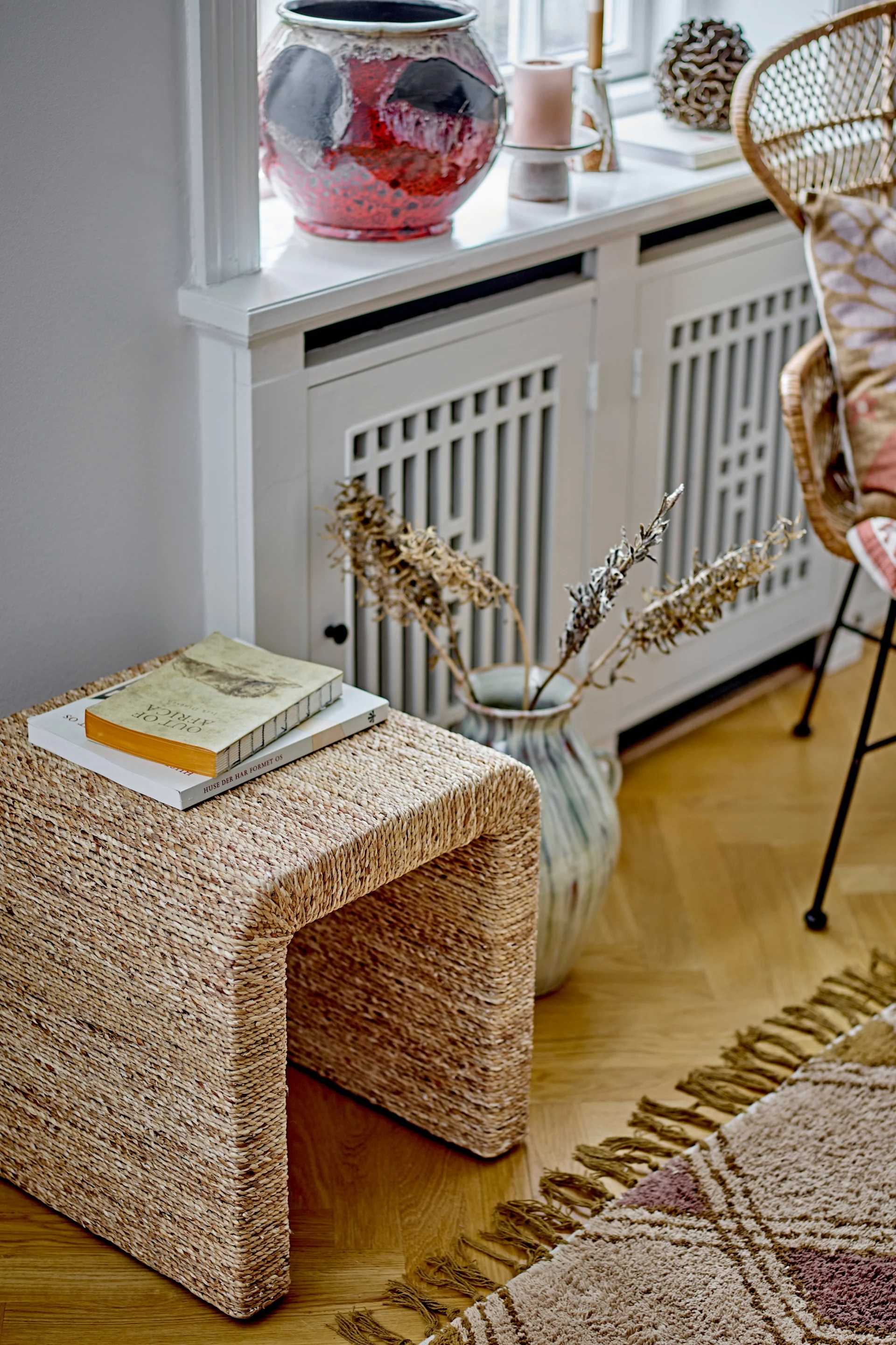 Boho Deko: Der Kien Hocker von Bloomingville steht in einem im Boho-Stil eingerichteten Zimmer.