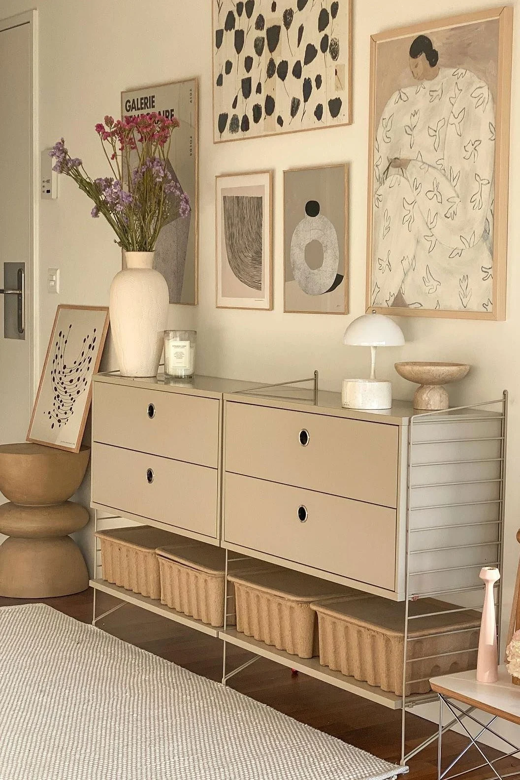 Das beige String Regal mit Schubfächern im beigefarbenen Wohnzimmer von @lifeside zurich.