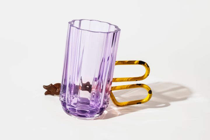 Iittala Play-Kollektion: Hier sehen Sie eine lavendelfarbene Glasvase aus der Play-Kollektion von Iittala.