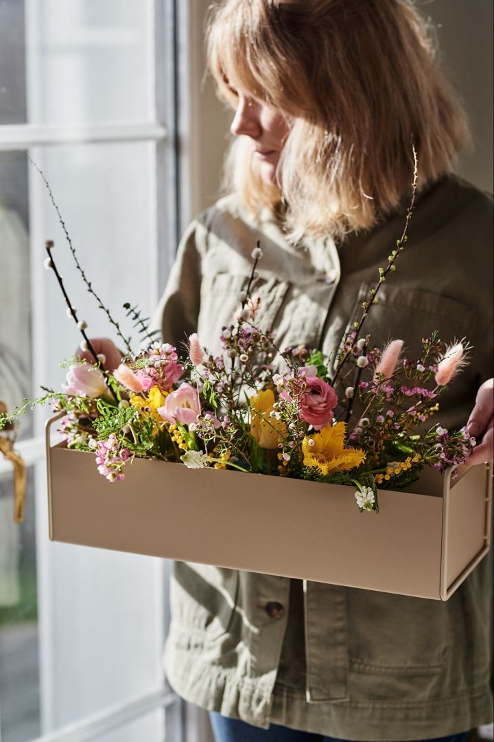 Pflanzen im Haus – 9 Blumentöpfe für ein grünes zu Hause. Dekorieren Sie mit der kleinen Plant Box in Cashmere (beige) aus pulverbeschichtetem Stahl von Ferm Living.