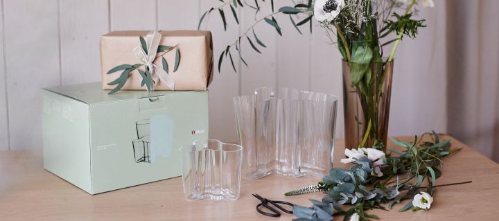 Iittala ist eine zeitlose Marke, deren beliebte Alvar Alto Vasen, die hier abgebildet sind, sich wunderbar als Geschenk eignen.