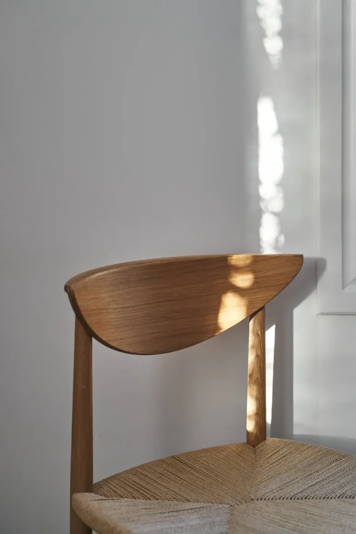 Drawn Stuhl HM3 von &tradition in weiß geölter Eiche - eine perfekte Ergänzung für Ihre Einrichtung, wenn Sie wenige, aber schöne Möbel wünschen.