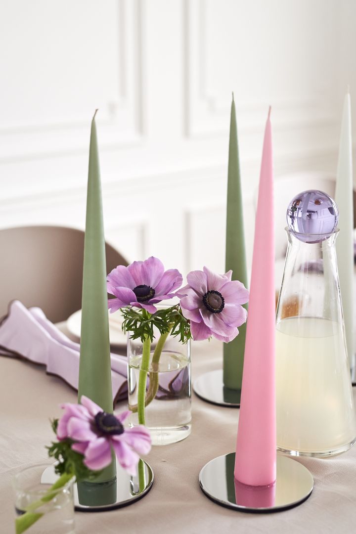 Bringen Sie Pastellfarben in Ihr Interieur und dekorieren Sie den Esstisch mit Ester & Erik-Kerzen in hellem Rosa und zartem Grün.