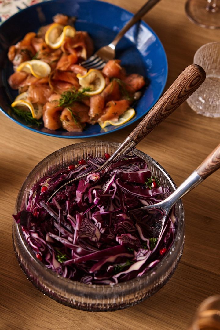 Schwedisches Weihnachtsessen: Ein fertiger Rotkohlsalat mit Granatapfel steht auf einem schwedischen Weihnachtstisch.