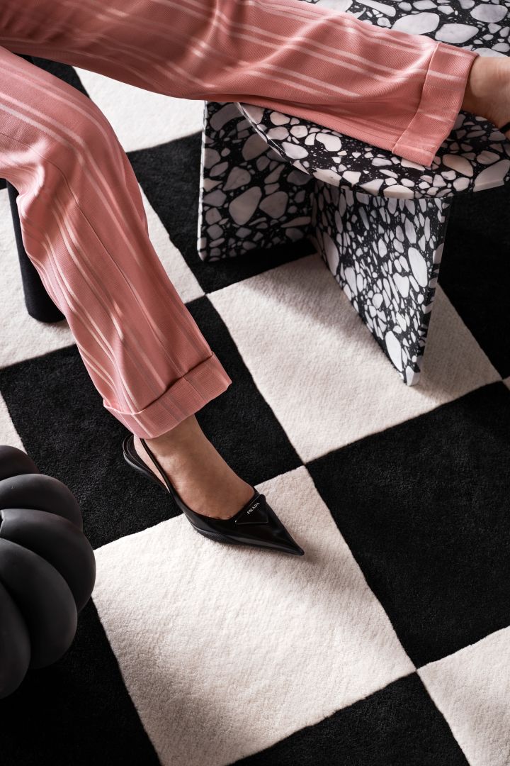 Sie können auch Kontraste schaffen, indem Sie einen karierten Teppich verwenden, wie zum Beispiel den Tenman Wollteppich in Schwarz und Weiß von Tinted. Bei den Wohntrends für das Frühjahr 2024 dreht sich alles um Kontraste, aber auch um große Muster.