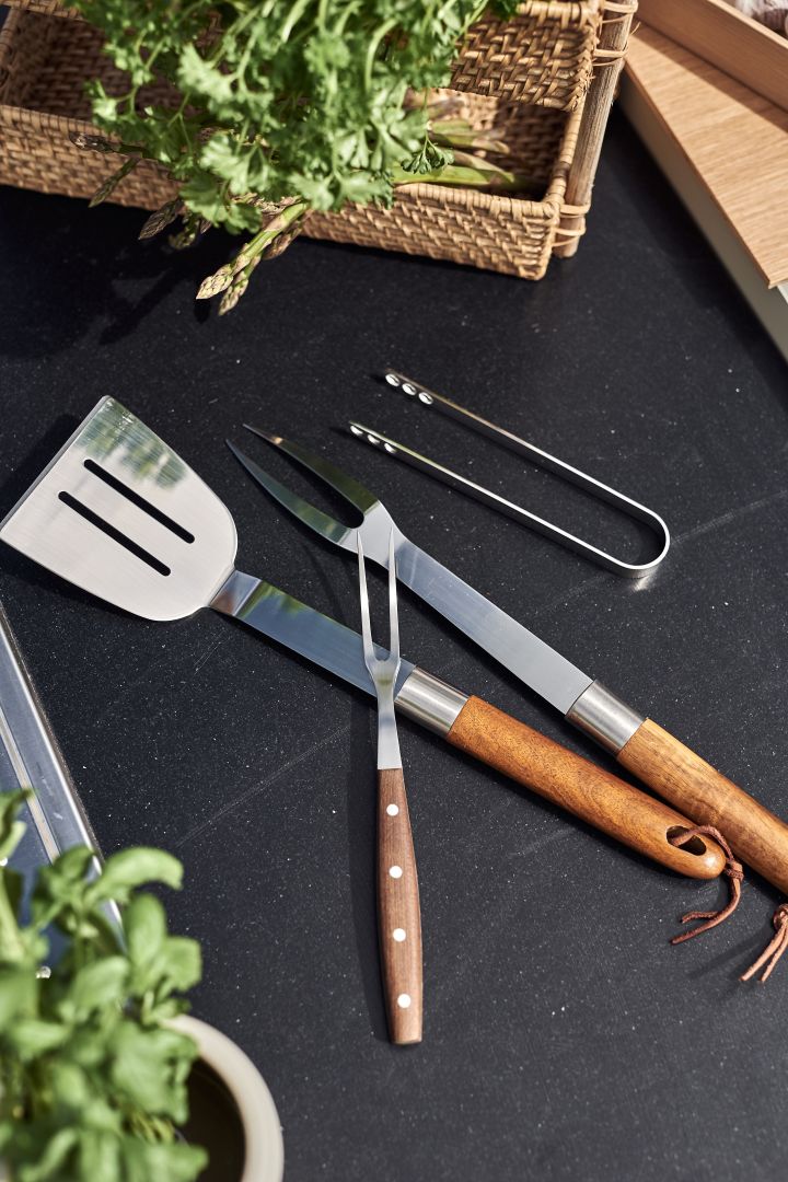 Die Fiskars Norr Bratengabel mit Holzgriff ist das perfekte Utensil für Ihre Außenküche beim Grillen.