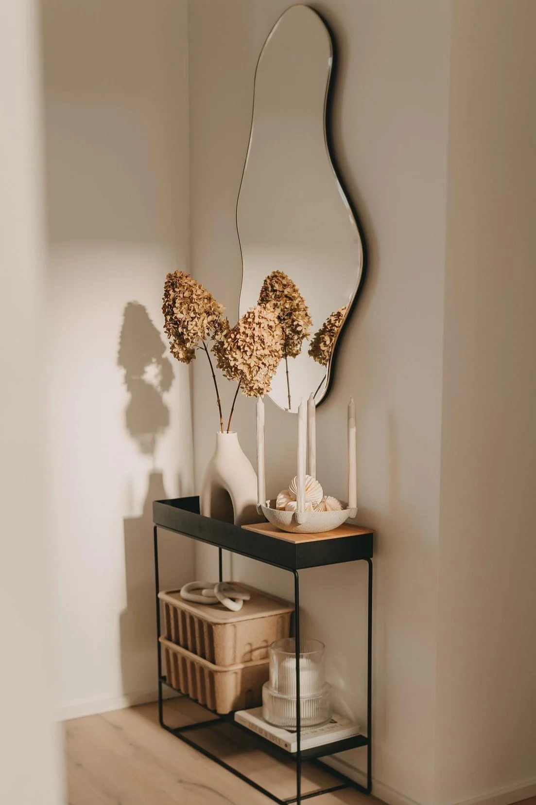 Ein Spiegel, hier der Pond Mirror von Ferm Living mit einer Plant Box davor im Zuhause von @issys_happiness, vergrößert jeden Flur optisch.